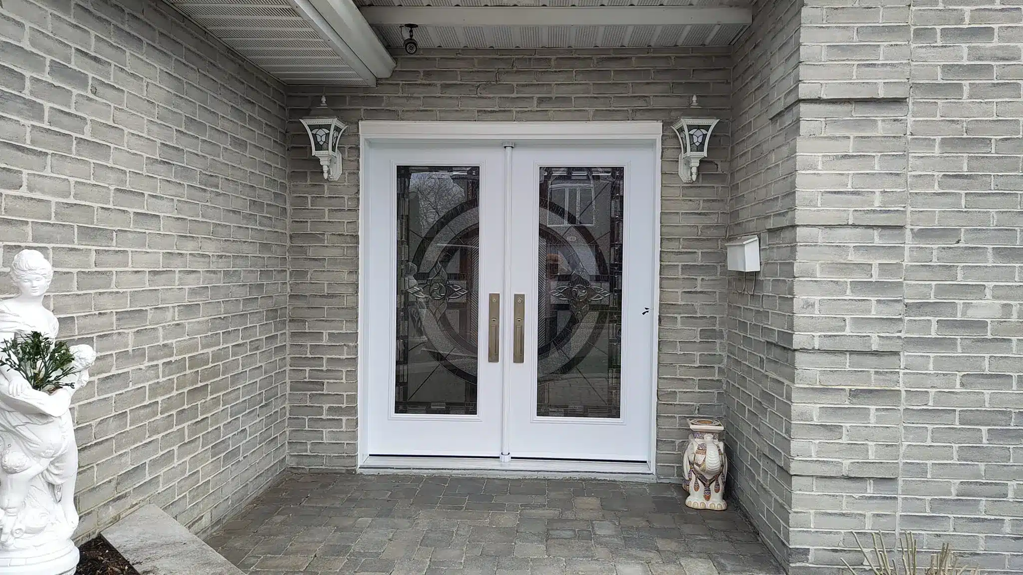 White door with decorative glass 